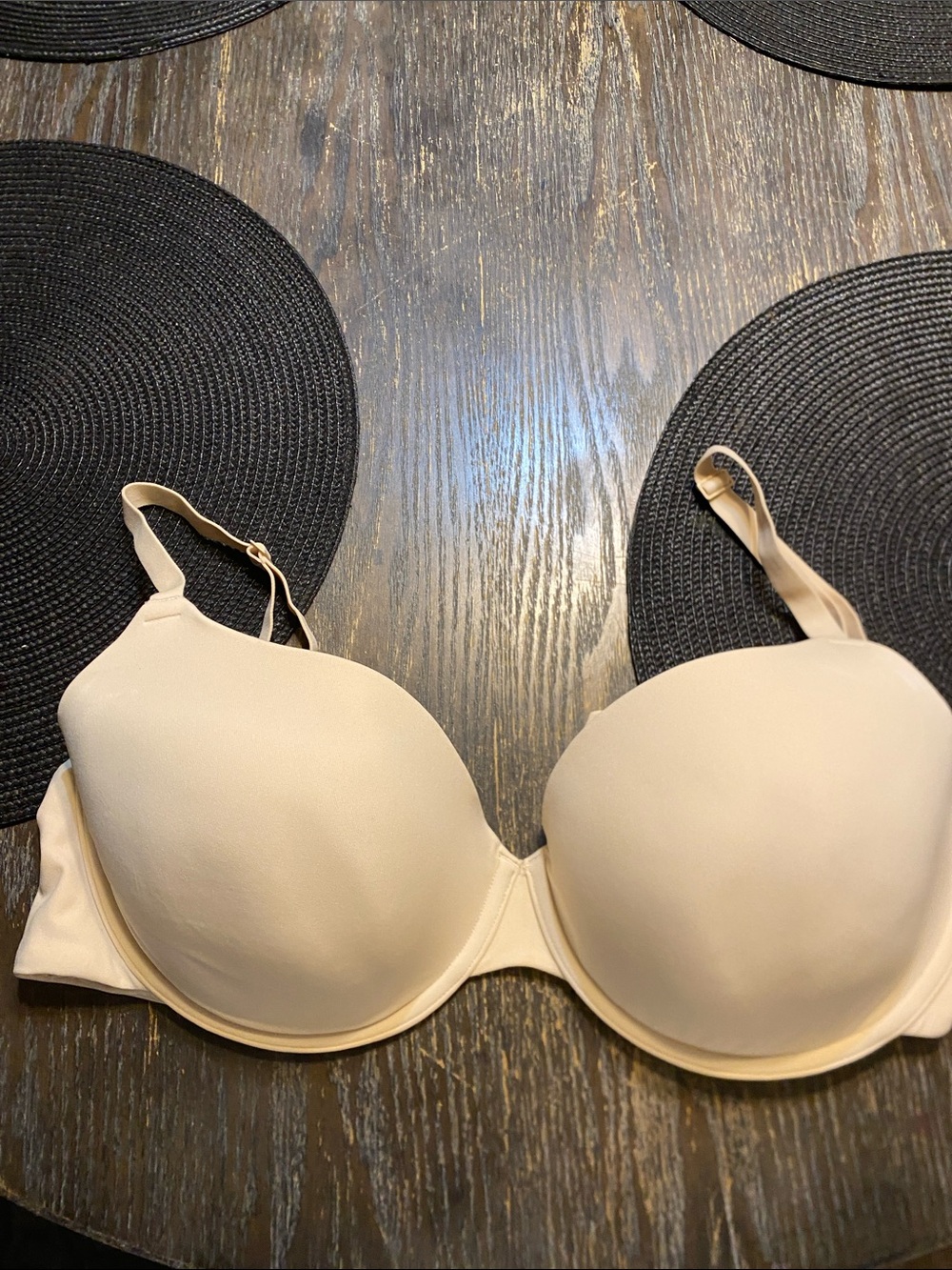 SKIMS fits everybody T-Shirt Bra sand 34DDDD few crease in pad NWOT